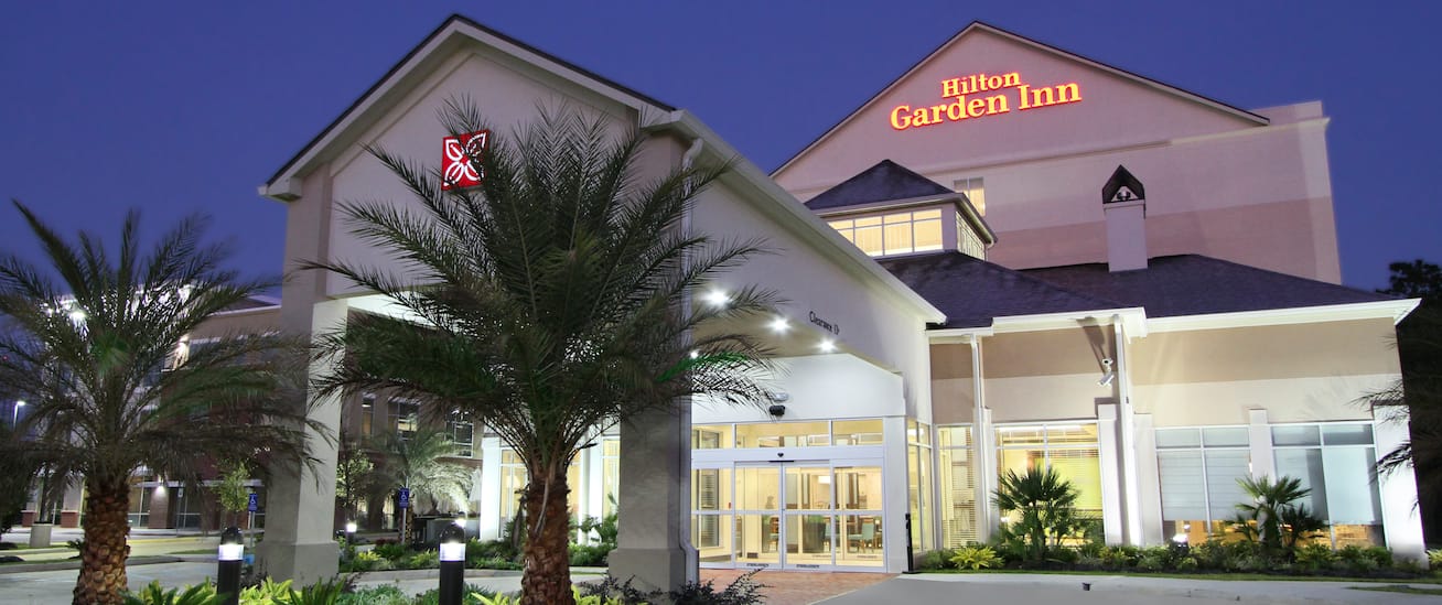 Exterior stucco restoration and renovation of Hilton Garden Inn in Covington LA by Greython Construction.